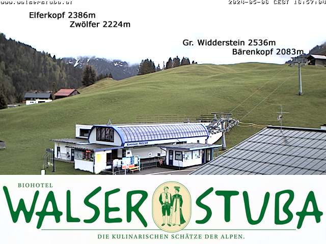 Blick auf die Talstation Parsenn, im Hintergrund Elfer/Zwoelfer, Widderstein, Heuberg/Walmendingerhorn und Ifen