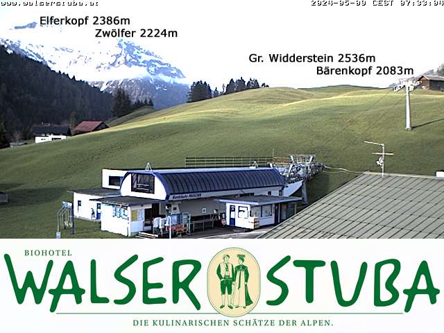 Die Webcam der Walserstuba lässt Sie die Aussicht auf gleich vier Gipfel genießen: Elferkopf, Zwölferkopf, Großer Widderstein und Bärenkopf.