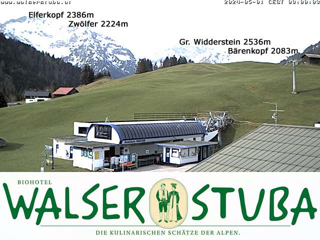 Die Webcam der Walserstuba lässt Sie die Aussicht auf gleich vier Gipfel genießen: Elferkopf, Zwölferkopf, Großer Widderstein und Bärenkopf.